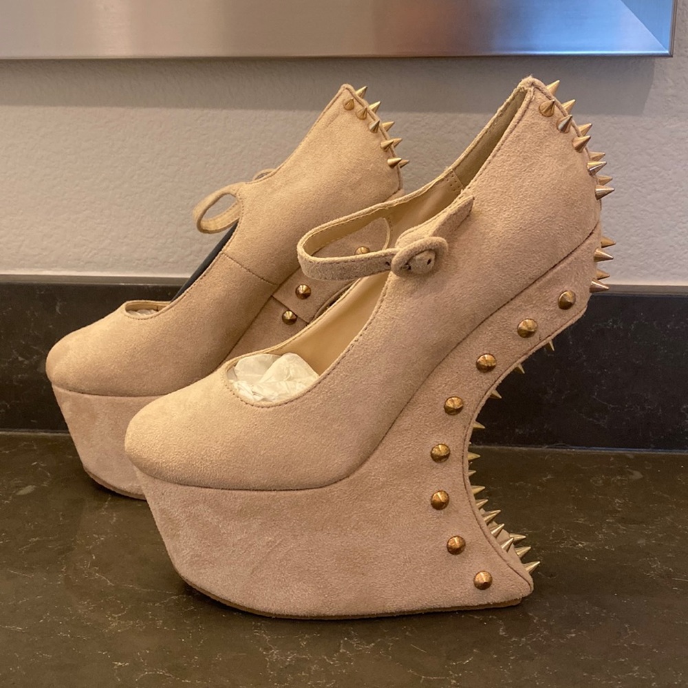 NWOT Spiked Nude Close Toe Platform Heels